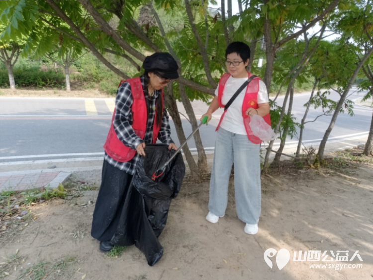 垃圾不落地雷锋伴我行----山西省学雷锋志愿服务总队和太原市维护企业合法权益联合会开展垃圾不落地城市更美丽文明实践志愿服务活动清洁城市环境传承奉献精神 - 第8张 - 山西公益人 垃圾不落地雷锋伴我行----山西省学雷锋志愿服务总队和太原市维护企业合法权益联合会开展垃圾不落地城市更美丽文明实践志愿服务活动清洁城市环境传承奉献精神 - 第8张