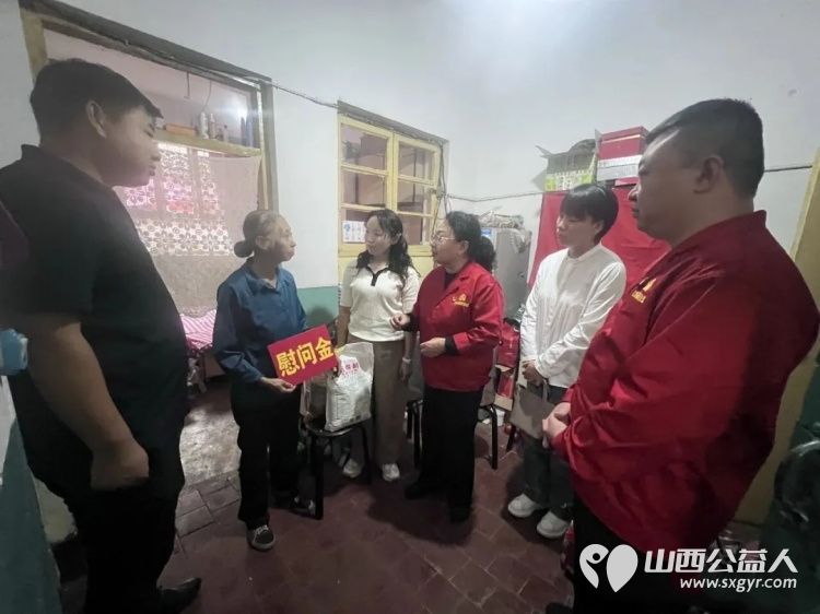 同庆中秋温情走访暖人心----太原市煤机社区比家美养老服务中心与黄陵街办、煤机社区联动关爱失独家庭为老人送上米面等生活物资以及慰问金切实缓解生活所需 - 第2张