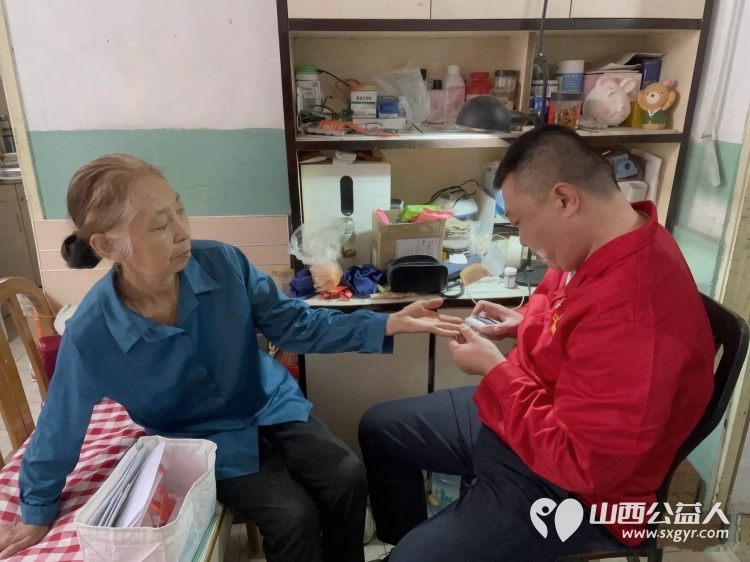 同庆中秋温情走访暖人心----太原市煤机社区比家美养老服务中心与黄陵街办、煤机社区联动关爱失独家庭为老人送上米面等生活物资以及慰问金切实缓解生活所需 - 第6张