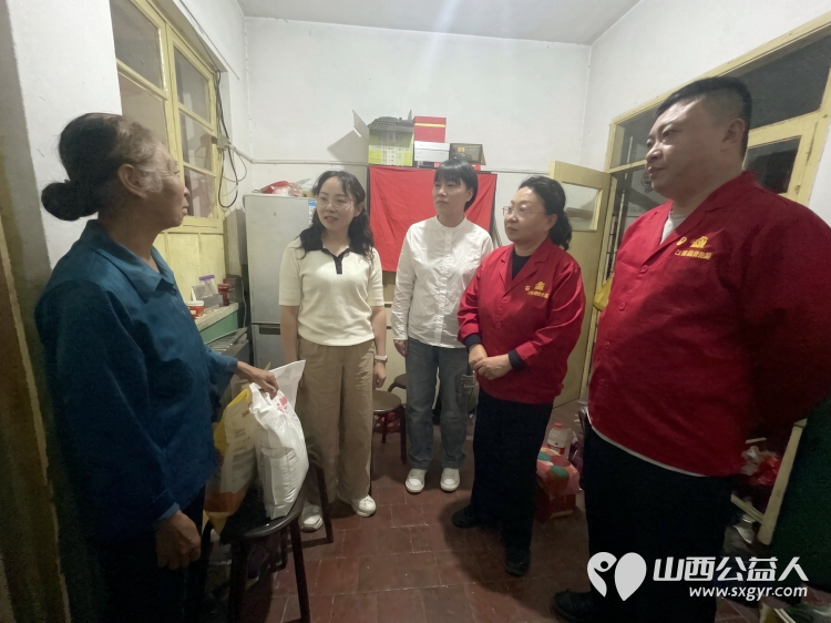 同庆中秋温情走访暖人心----太原市煤机社区比家美养老服务中心与黄陵街办、煤机社区联动关爱失独家庭为老人送上米面等生活物资以及慰问金切实缓解生活所需 - 第5张