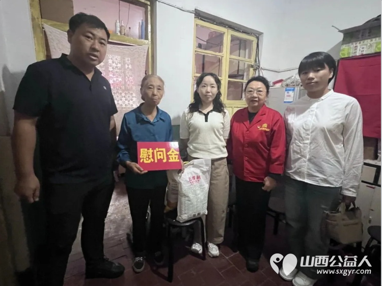 同庆中秋温情走访暖人心----太原市煤机社区比家美养老服务中心与黄陵街办、煤机社区联动关爱失独家庭为老人送上米面等生活物资以及慰问金切实缓解生活所需 - 第1张