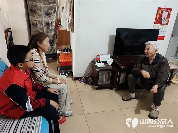情暖中秋守初心志愿服务暖夕阳----太原市烛光志愿服务中心联合杏花岭区新联会中介和社会组织委员会组织一对一结对志愿者开展中秋入户慰问活动细心询问老人身体起居耐心倾听心声叮嘱老人添衣保暖平安过节 - 第7张