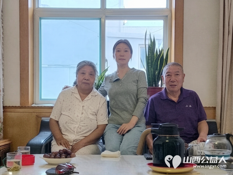 情暖中秋守初心志愿服务暖夕阳----太原市烛光志愿服务中心联合杏花岭区新联会中介和社会组织委员会组织一对一结对志愿者开展中秋入户慰问活动细心询问老人身体起居耐心倾听心声叮嘱老人添衣保暖平安过节 - 第5张