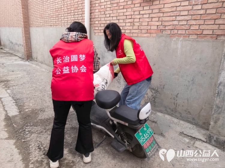 金秋送爽丹桂飘香公益行----长治圆梦公益组织志愿者奔赴长子县南漳镇酒村开展爱心帮扶公益活动为村里9户困难家庭送去米面油以及中秋月饼等物资把关怀与节日的温情送到困难群众家中 - 第18张