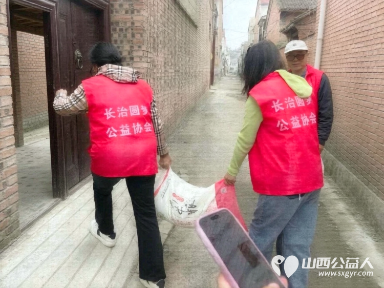 金秋送爽丹桂飘香公益行----长治圆梦公益组织志愿者奔赴长子县南漳镇酒村开展爱心帮扶公益活动为村里9户困难家庭送去米面油以及中秋月饼等物资把关怀与节日的温情送到困难群众家中 - 第20张