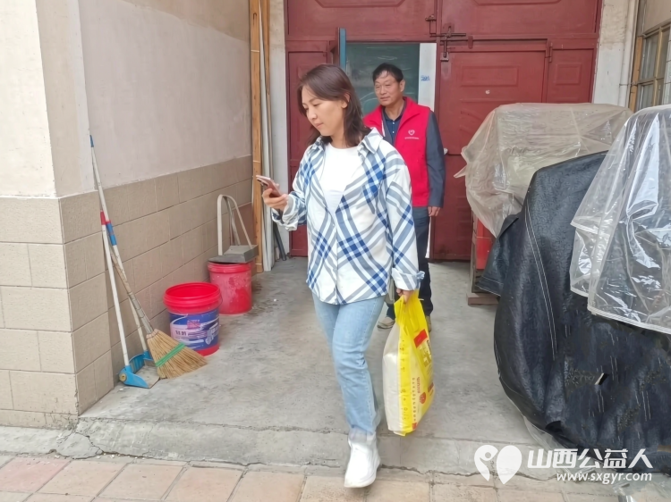 金秋送爽丹桂飘香公益行----长治圆梦公益组织志愿者奔赴长子县南漳镇酒村开展爱心帮扶公益活动为村里9户困难家庭送去米面油以及中秋月饼等物资把关怀与节日的温情送到困难群众家中 - 第10张