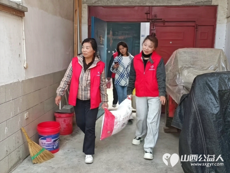 金秋送爽丹桂飘香公益行----长治圆梦公益组织志愿者奔赴长子县南漳镇酒村开展爱心帮扶公益活动为村里9户困难家庭送去米面油以及中秋月饼等物资把关怀与节日的温情送到困难群众家中 - 第14张