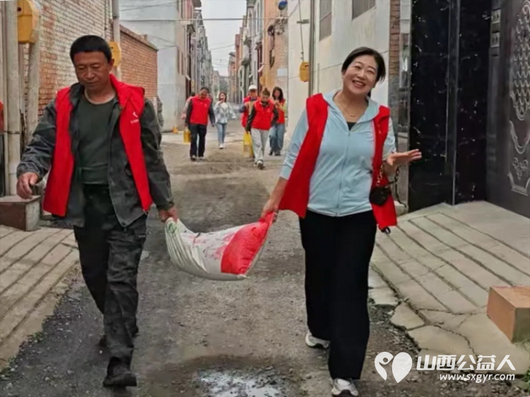 金秋送爽丹桂飘香公益行----长治圆梦公益组织志愿者奔赴长子县南漳镇酒村开展爱心帮扶公益活动为村里9户困难家庭送去米面油以及中秋月饼等物资把关怀与节日的温情送到困难群众家中 - 第13张