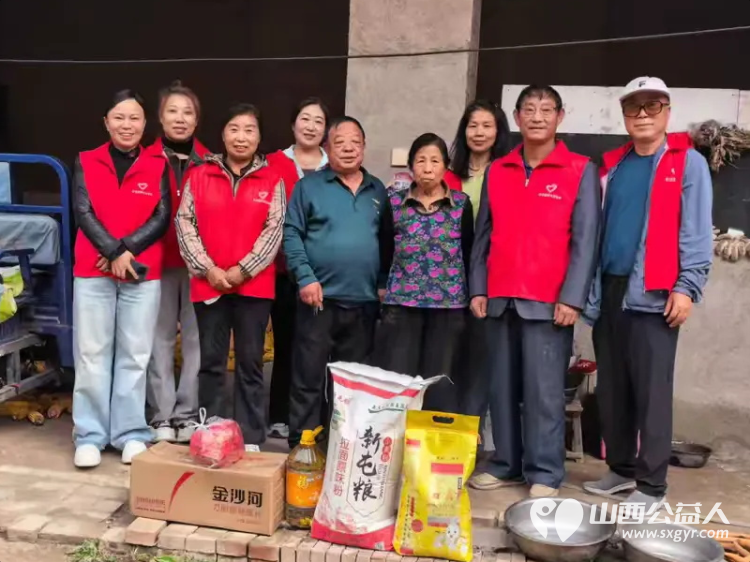 金秋送爽丹桂飘香公益行----长治圆梦公益组织志愿者奔赴长子县南漳镇酒村开展爱心帮扶公益活动为村里9户困难家庭送去米面油以及中秋月饼等物资把关怀与节日的温情送到困难群众家中 - 第3张
