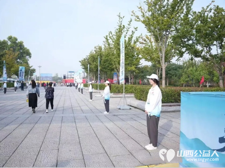 传承赋能 向新而行----盐湖区志愿者协会倾力服务第37届关公文化旅游节组织志愿者参与旅游节各项服务保障工作为这场文化盛会增添了一抹温暖的志愿红 - 第10张