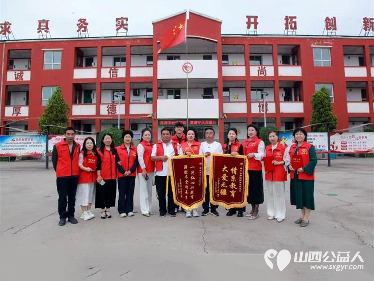 情系教育献大爱葡萄飘香暖校园----澳门会芳国际贸易促进会走进太原市清徐集义中心小学开展公益捐赠活动为学校40多位在岗教师送上品质优良的葡萄为校园增添了浓浓的温情 - 第2张 - 山西公益人 情系教育献大爱葡萄飘香暖校园----澳门会芳国际贸易促进会走进太原市清徐集义中心小学开展公益捐赠活动为学校40多位在岗教师送上品质优良的葡萄为校园增添了浓浓的温情 - 第2张