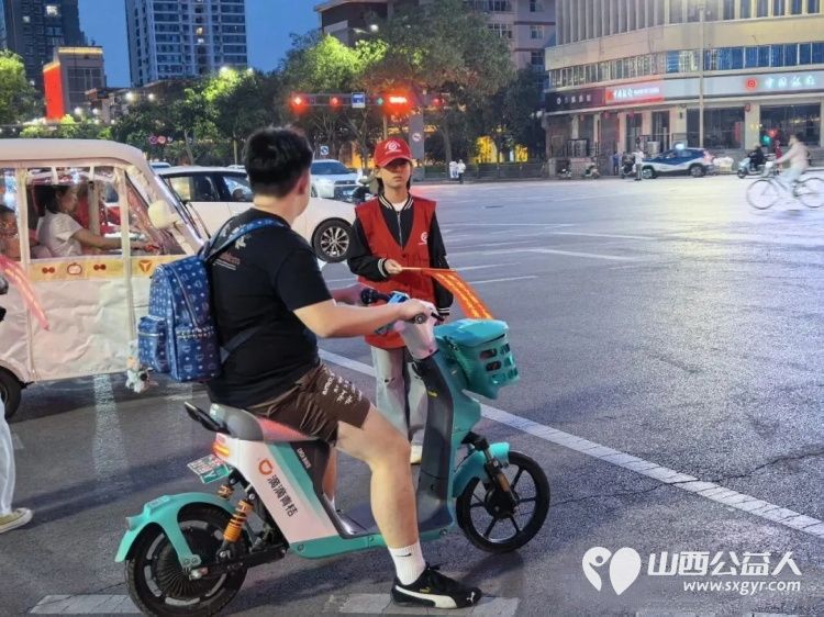 月圆中秋守平安志愿护航文明路----临汾市文明交通志愿者协会的志愿者们主动放弃团圆时光坚守岗位履职尽责用志愿力量守护市民出行平安 - 第3张