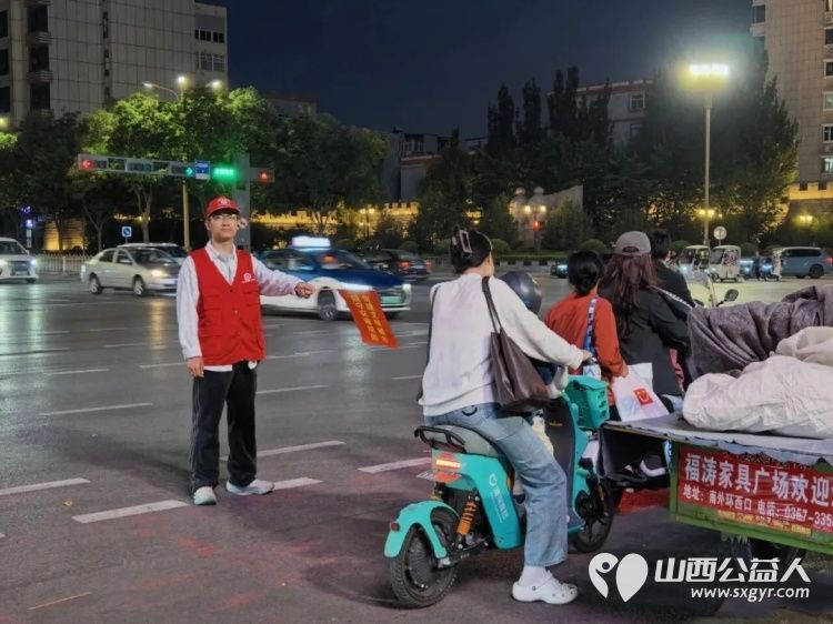 月圆中秋守平安志愿护航文明路----临汾市文明交通志愿者协会的志愿者们主动放弃团圆时光坚守岗位履职尽责用志愿力量守护市民出行平安 - 第8张