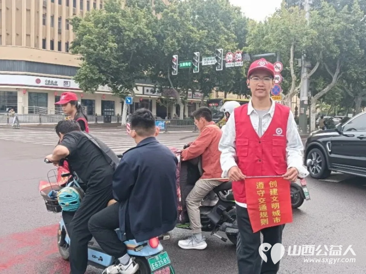 月圆中秋守平安志愿护航文明路----临汾市文明交通志愿者协会的志愿者们主动放弃团圆时光坚守岗位履职尽责用志愿力量守护市民出行平安 - 第4张