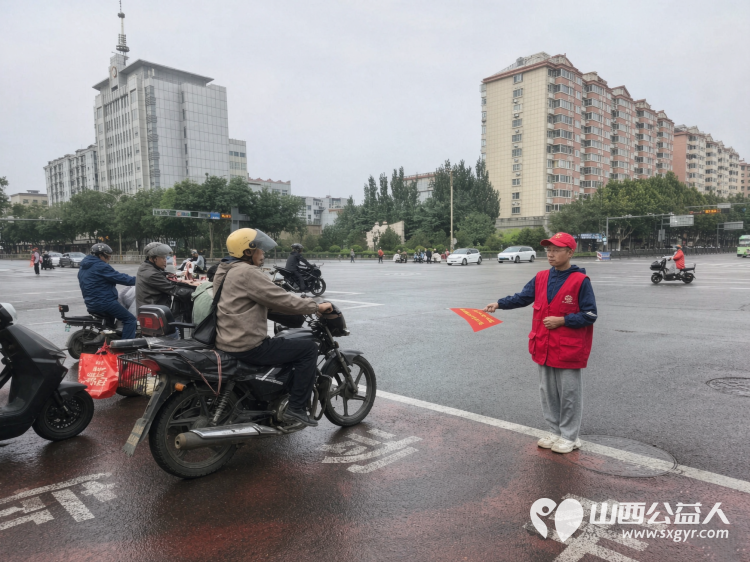 月圆中秋守平安志愿护航文明路----临汾市文明交通志愿者协会的志愿者们主动放弃团圆时光坚守岗位履职尽责用志愿力量守护市民出行平安 - 第7张