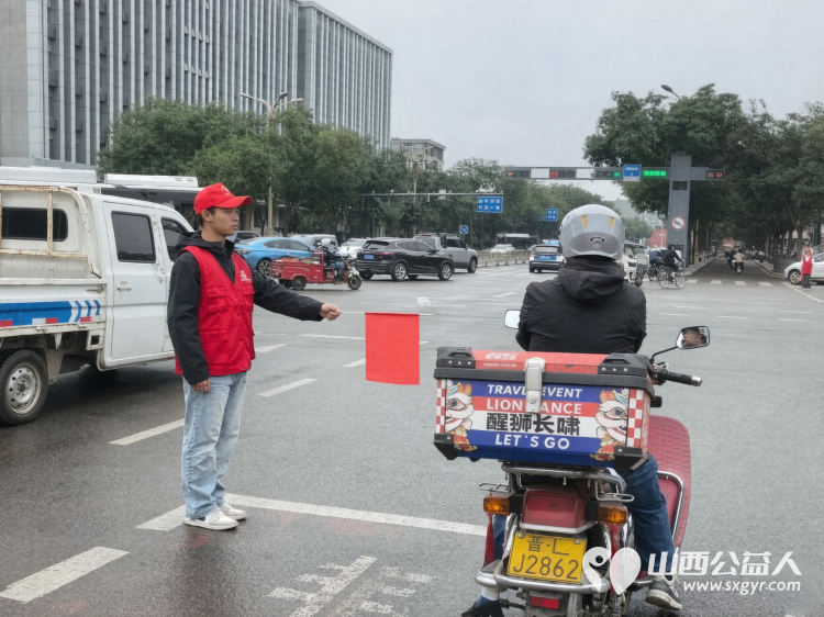月圆中秋守平安志愿护航文明路----临汾市文明交通志愿者协会的志愿者们主动放弃团圆时光坚守岗位履职尽责用志愿力量守护市民出行平安 - 第2张