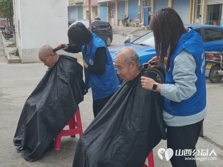 爱滋润人心----长治市小雨点公益志愿者协会八名志愿者如约而至来到了雨花斋二部为那里的老人们义务帮厨义务理发 - 第2张 - 山西公益人 爱滋润人心----长治市小雨点公益志愿者协会八名志愿者如约而至来到了雨花斋二部为那里的老人们义务帮厨义务理发 - 第2张