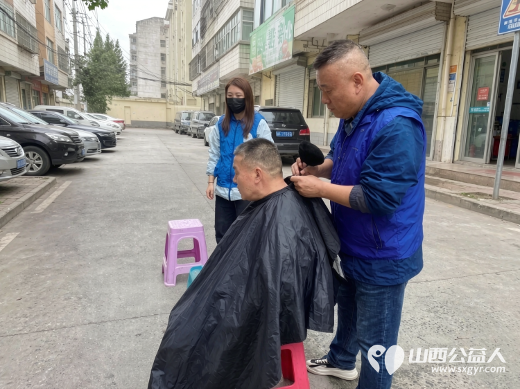 爱滋润人心----长治市小雨点公益志愿者协会八名志愿者如约而至来到了雨花斋二部为那里的老人们义务帮厨义务理发 - 第4张 - 山西公益人 爱滋润人心----长治市小雨点公益志愿者协会八名志愿者如约而至来到了雨花斋二部为那里的老人们义务帮厨义务理发 - 第4张