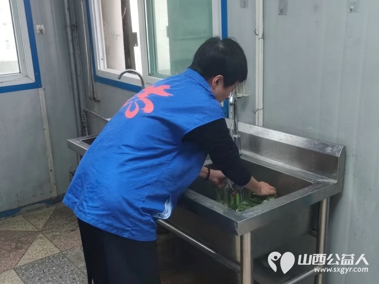 爱滋润人心----长治市小雨点公益志愿者协会八名志愿者如约而至来到了雨花斋二部为那里的老人们义务帮厨义务理发 - 第20张 - 山西公益人 爱滋润人心----长治市小雨点公益志愿者协会八名志愿者如约而至来到了雨花斋二部为那里的老人们义务帮厨义务理发 - 第20张