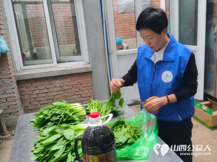爱滋润人心----长治市小雨点公益志愿者协会八名志愿者如约而至来到了雨花斋二部为那里的老人们义务帮厨义务理发 - 第21张 - 山西公益人 爱滋润人心----长治市小雨点公益志愿者协会八名志愿者如约而至来到了雨花斋二部为那里的老人们义务帮厨义务理发 - 第21张