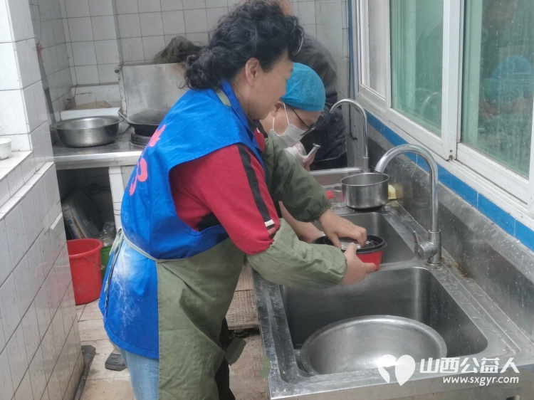 爱滋润人心----长治市小雨点公益志愿者协会八名志愿者如约而至来到了雨花斋二部为那里的老人们义务帮厨义务理发 - 第22张 - 山西公益人 爱滋润人心----长治市小雨点公益志愿者协会八名志愿者如约而至来到了雨花斋二部为那里的老人们义务帮厨义务理发 - 第22张
