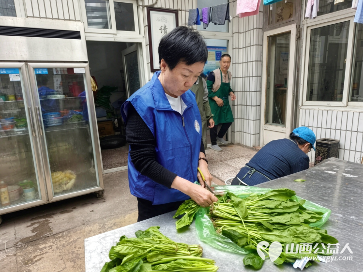 爱滋润人心----长治市小雨点公益志愿者协会八名志愿者如约而至来到了雨花斋二部为那里的老人们义务帮厨义务理发 - 第18张 - 山西公益人 爱滋润人心----长治市小雨点公益志愿者协会八名志愿者如约而至来到了雨花斋二部为那里的老人们义务帮厨义务理发 - 第18张