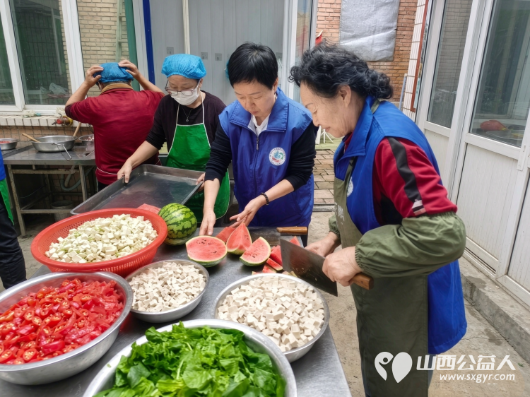 爱滋润人心----长治市小雨点公益志愿者协会八名志愿者如约而至来到了雨花斋二部为那里的老人们义务帮厨义务理发 - 第23张 - 山西公益人 爱滋润人心----长治市小雨点公益志愿者协会八名志愿者如约而至来到了雨花斋二部为那里的老人们义务帮厨义务理发 - 第23张
