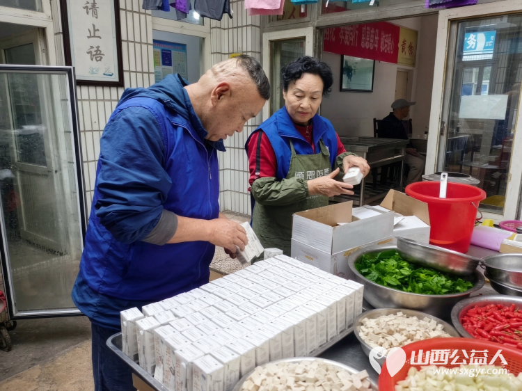 爱滋润人心----长治市小雨点公益志愿者协会八名志愿者如约而至来到了雨花斋二部为那里的老人们义务帮厨义务理发 - 第13张 - 山西公益人 爱滋润人心----长治市小雨点公益志愿者协会八名志愿者如约而至来到了雨花斋二部为那里的老人们义务帮厨义务理发 - 第13张