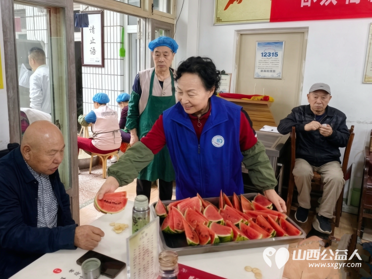 爱滋润人心----长治市小雨点公益志愿者协会八名志愿者如约而至来到了雨花斋二部为那里的老人们义务帮厨义务理发 - 第12张 - 山西公益人 爱滋润人心----长治市小雨点公益志愿者协会八名志愿者如约而至来到了雨花斋二部为那里的老人们义务帮厨义务理发 - 第12张