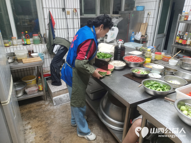 爱滋润人心----长治市小雨点公益志愿者协会八名志愿者如约而至来到了雨花斋二部为那里的老人们义务帮厨义务理发 - 第9张 - 山西公益人 爱滋润人心----长治市小雨点公益志愿者协会八名志愿者如约而至来到了雨花斋二部为那里的老人们义务帮厨义务理发 - 第9张