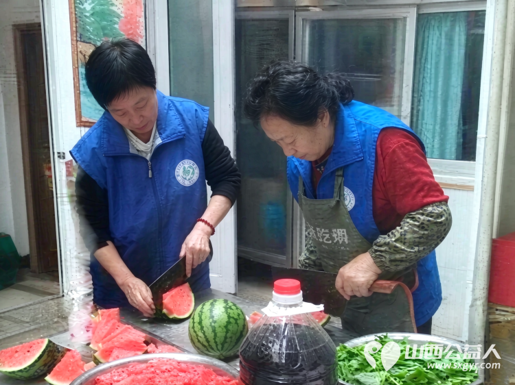爱滋润人心----长治市小雨点公益志愿者协会八名志愿者如约而至来到了雨花斋二部为那里的老人们义务帮厨义务理发 - 第19张 - 山西公益人 爱滋润人心----长治市小雨点公益志愿者协会八名志愿者如约而至来到了雨花斋二部为那里的老人们义务帮厨义务理发 - 第19张