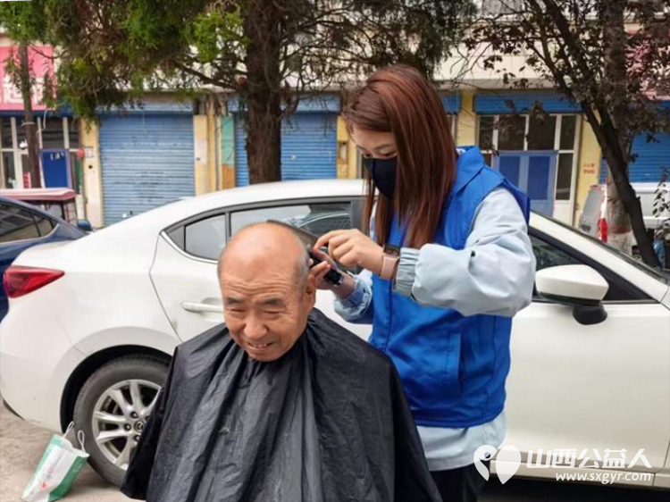 爱滋润人心----长治市小雨点公益志愿者协会八名志愿者如约而至来到了雨花斋二部为那里的老人们义务帮厨义务理发 - 第6张 - 山西公益人 爱滋润人心----长治市小雨点公益志愿者协会八名志愿者如约而至来到了雨花斋二部为那里的老人们义务帮厨义务理发 - 第6张