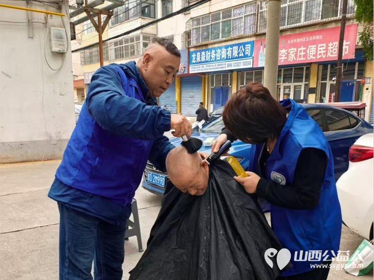 爱滋润人心----长治市小雨点公益志愿者协会八名志愿者如约而至来到了雨花斋二部为那里的老人们义务帮厨义务理发 - 第7张 - 山西公益人 爱滋润人心----长治市小雨点公益志愿者协会八名志愿者如约而至来到了雨花斋二部为那里的老人们义务帮厨义务理发 - 第7张
