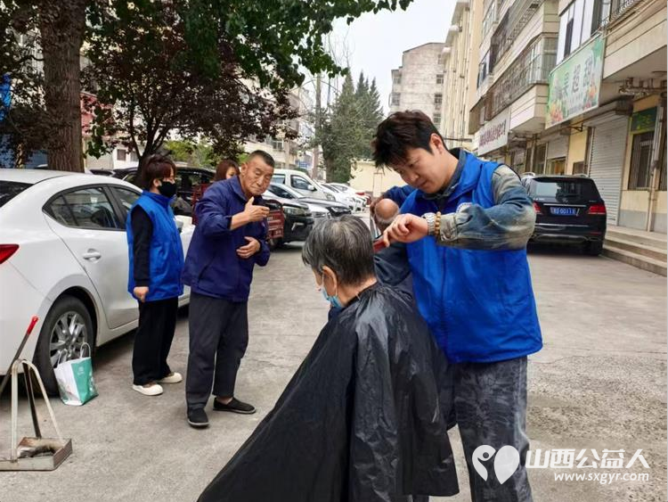 爱滋润人心----长治市小雨点公益志愿者协会八名志愿者如约而至来到了雨花斋二部为那里的老人们义务帮厨义务理发 - 第8张 - 山西公益人 爱滋润人心----长治市小雨点公益志愿者协会八名志愿者如约而至来到了雨花斋二部为那里的老人们义务帮厨义务理发 - 第8张