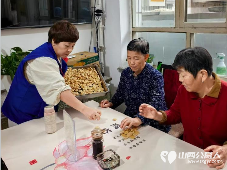 爱滋润人心----长治市小雨点公益志愿者协会八名志愿者如约而至来到了雨花斋二部为那里的老人们义务帮厨义务理发 - 第11张 - 山西公益人 爱滋润人心----长治市小雨点公益志愿者协会八名志愿者如约而至来到了雨花斋二部为那里的老人们义务帮厨义务理发 - 第11张