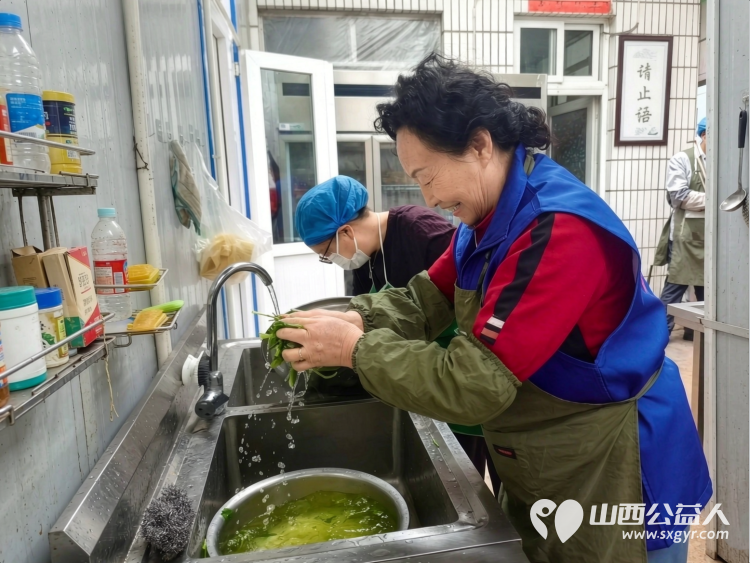 爱滋润人心----长治市小雨点公益志愿者协会八名志愿者如约而至来到了雨花斋二部为那里的老人们义务帮厨义务理发 - 第10张 - 山西公益人 爱滋润人心----长治市小雨点公益志愿者协会八名志愿者如约而至来到了雨花斋二部为那里的老人们义务帮厨义务理发 - 第10张