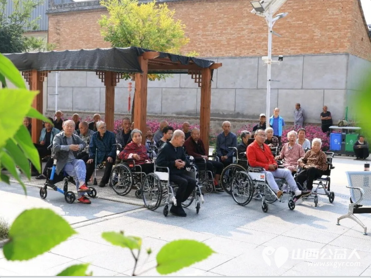 双节送温情歌声暖夕阳----忻州市艳平艺术学校、忻州允诚闲居装裱字画工作室、忻州增寿口腔等单位在福寿康老年公寓公益演出并向老人们捐赠发放了慰问品 - 第3张 - 山西公益人 双节送温情歌声暖夕阳----忻州市艳平艺术学校、忻州允诚闲居装裱字画工作室、忻州增寿口腔等单位在福寿康老年公寓公益演出并向老人们捐赠发放了慰问品 - 第3张
