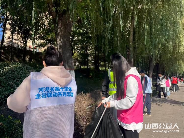 2026年10月1日文水县爱心帮扶志愿者协会组织志愿者在人民医院斜对面文峪河河段开展白色垃圾清理志愿服务活动以实际行动守护家乡绿水青山 - 第5张 - 山西公益人 2026年10月1日文水县爱心帮扶志愿者协会组织志愿者在人民医院斜对面文峪河河段开展白色垃圾清理志愿服务活动以实际行动守护家乡绿水青山 - 第5张