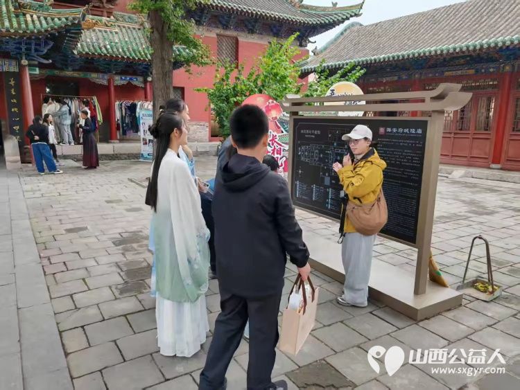中秋节节日期间山西省长治文保志愿者服务中心组织志愿者在城隍庙多地同步开展义务讲解活动助力游客感受长治本地的历史文化魅力 - 第8张 - 山西公益人 中秋节节日期间山西省长治文保志愿者服务中心组织志愿者在城隍庙多地同步开展义务讲解活动助力游客感受长治本地的历史文化魅力 - 第8张
