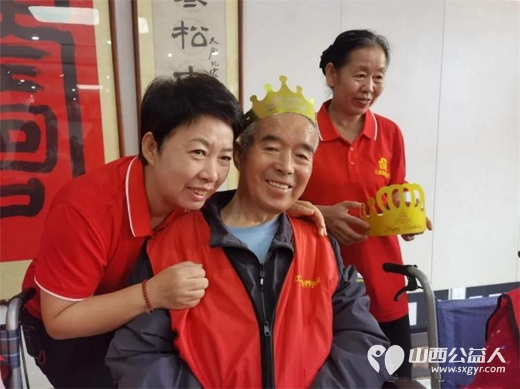 岁岁常欢愉年年皆安康----太原市杏花岭区比家美慈爱养护院老人九月集体生日会暖心举办寿星们闭上眼睛许下美好的心愿现场满是喜悦的氛围 - 第11张
