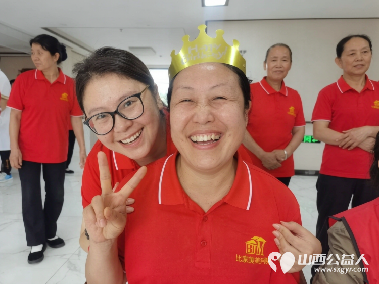 岁岁常欢愉年年皆安康----太原市杏花岭区比家美慈爱养护院老人九月集体生日会暖心举办寿星们闭上眼睛许下美好的心愿现场满是喜悦的氛围 - 第9张