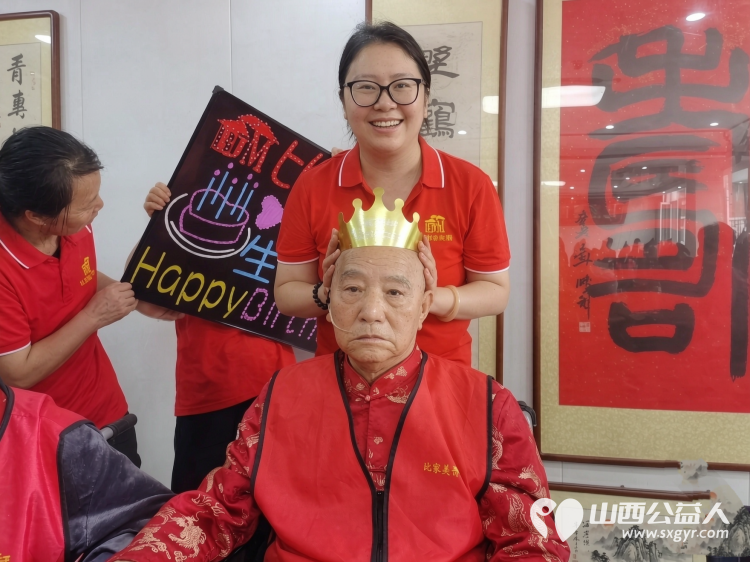 岁岁常欢愉年年皆安康----太原市杏花岭区比家美慈爱养护院老人九月集体生日会暖心举办寿星们闭上眼睛许下美好的心愿现场满是喜悦的氛围 - 第12张