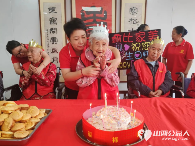 岁岁常欢愉年年皆安康----太原市杏花岭区比家美慈爱养护院老人九月集体生日会暖心举办寿星们闭上眼睛许下美好的心愿现场满是喜悦的氛围 - 第3张