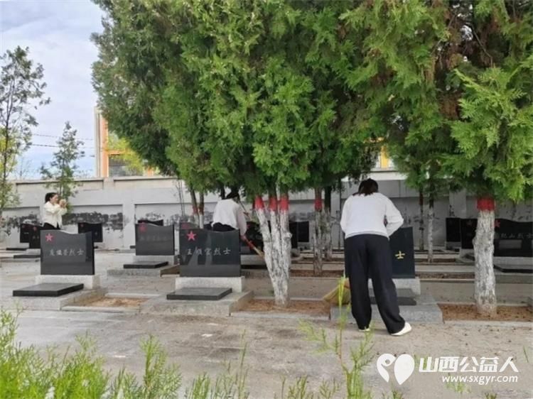 缅怀革命先烈赓续红色血脉----原平市北城街道前往原平市烈士陵园开展烈士纪念日主题祭扫活动大家整齐有序文明祭扫以肃穆庄重的行动致敬英雄告慰忠魂 - 第4张 - 山西公益人 缅怀革命先烈赓续红色血脉----原平市北城街道前往原平市烈士陵园开展烈士纪念日主题祭扫活动大家整齐有序文明祭扫以肃穆庄重的行动致敬英雄告慰忠魂 - 第4张
