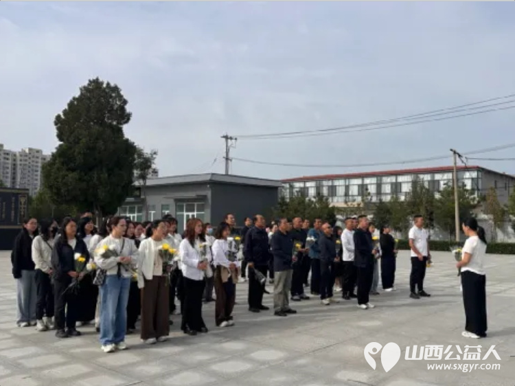 缅怀革命先烈赓续红色血脉----原平市北城街道前往原平市烈士陵园开展烈士纪念日主题祭扫活动大家整齐有序文明祭扫以肃穆庄重的行动致敬英雄告慰忠魂 - 第2张 - 山西公益人 缅怀革命先烈赓续红色血脉----原平市北城街道前往原平市烈士陵园开展烈士纪念日主题祭扫活动大家整齐有序文明祭扫以肃穆庄重的行动致敬英雄告慰忠魂 - 第2张