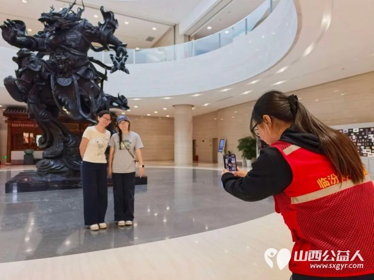 外地游客点赞临汾红马甲----临汾市志愿者为游客指引参观路线热心帮忙拍照留念为游客提供力所能及的帮助让远道而来的游客感受到回家般的温暖 - 第12张 - 山西公益人 外地游客点赞临汾红马甲----临汾市志愿者为游客指引参观路线热心帮忙拍照留念为游客提供力所能及的帮助让远道而来的游客感受到回家般的温暖 - 第12张