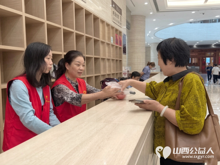 外地游客点赞临汾红马甲----临汾市志愿者为游客指引参观路线热心帮忙拍照留念为游客提供力所能及的帮助让远道而来的游客感受到回家般的温暖 - 第9张 - 山西公益人 外地游客点赞临汾红马甲----临汾市志愿者为游客指引参观路线热心帮忙拍照留念为游客提供力所能及的帮助让远道而来的游客感受到回家般的温暖 - 第9张