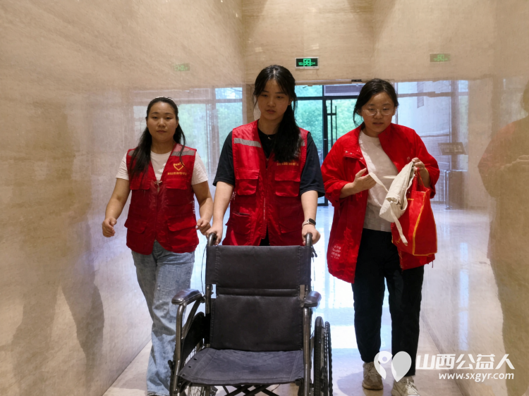 外地游客点赞临汾红马甲----临汾市志愿者为游客指引参观路线热心帮忙拍照留念为游客提供力所能及的帮助让远道而来的游客感受到回家般的温暖 - 第2张 - 山西公益人 外地游客点赞临汾红马甲----临汾市志愿者为游客指引参观路线热心帮忙拍照留念为游客提供力所能及的帮助让远道而来的游客感受到回家般的温暖 - 第2张