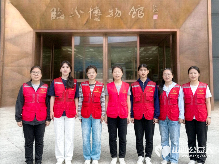 外地游客点赞临汾红马甲----临汾市志愿者为游客指引参观路线热心帮忙拍照留念为游客提供力所能及的帮助让远道而来的游客感受到回家般的温暖 - 第1张 - 山西公益人 外地游客点赞临汾红马甲----临汾市志愿者为游客指引参观路线热心帮忙拍照留念为游客提供力所能及的帮助让远道而来的游客感受到回家般的温暖 - 第1张