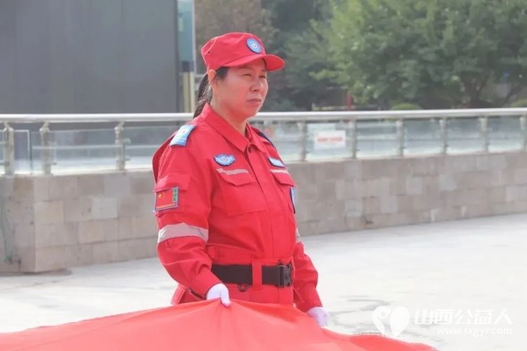 缅怀英烈守初心志愿护航华诞路----中华志愿者协会应急救援工作委员会山西晋城服务队受邀为晋城市“五星红旗你是我的骄傲”国庆主题无人机国旗展演活动提供全程应急保障与擎旗志愿服务 - 第8张